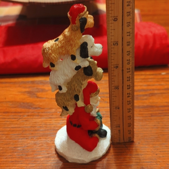 Figurines featuring Santa with 3 dogs - Picture 4 of 5